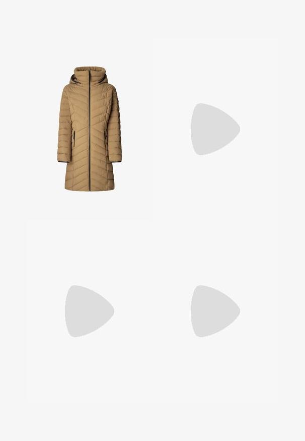 Khaki polstret frakke med høj krave, frontlynlås og to lynlåslommer i siden. Chevron-quiltet design og justerbar hætte.; Hvid langærmet t-shirt i blødt materiale med rund halsudskæring og lige snit, med sideslidser ved kanten for nem bevægelse.; Mørkeblå denimjeans med lige ben-design, der har forlommer og kontrasterende gule syninger langs sømmene.; Brune sneaker med fluffy beige tekstur, suede detaljer og en tykk, ribbet beige sål. Har snørebåndslukning og diskret branding.