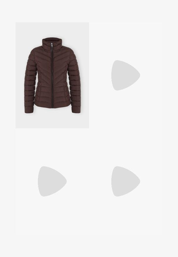 Donkerbruine doorgestikte dames donsjas met hoge kraag en voorzijde ritssluiting, getoond op een effen lichte achtergrond.; Korte mouwen polo shirt in kastanjebruin en crèmekleurige strepen met lichtblauwe accenten, met een kraag en knoopsluiting. Zacht gebreide stof.; Zwarte broek met wijde pijpen, vooraan met knoop, riemlussen, tunnelkoord in de taille en voorzakken, getoond op een effen achtergrond.; Balletflat met een zwart patenten leren kap-toe en een gladde, tan kleurige body. Kenmerkt zich door een kleine gouden accent nabij de teen. Platte zool voor comfort.