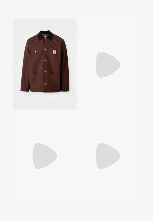 Braune Baumwolljacke mit einem schwarzen Cordkragen, goldenen Knöpfen, zwei Brusttaschen und einem quadratischen Logopatch auf der linken Tasche.; Braunes Baumwoll-T-Shirt mit kurzen Ärmeln, Rundhalsausschnitt und lockerer Passform. Glatte Textur ohne sichtbare Muster oder Akzente.; Braune Cargo-Hosen aus strapazierfähigem Material, mit mehreren Taschen, lockerer Passform und verstärkten Nähdetails.; Braune Lederwanderschuhe mit glatter Oberfläche, gepolstertem Knöchel, Metallösen und einer Gummisohle mit robustem Profil.