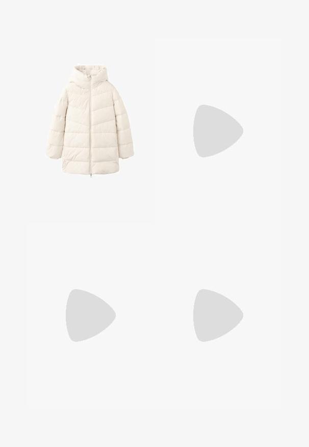 Lysebeige dunjakke med hætte, der har lynlåslukning foran og quiltet design. Kort, oversized pasform med struktureret stof.; Plain hvid strikket sweater med lange ærmer, ribbede manchetter og kant samt en rund halsudskæring, vist på hvid baggrund.; Højtaljede blå jeans lavet af denim. Flared ben-design med knaplukning og lommer. Har en klassisk vask og syning detaljer.; Suede slip-on sko i lys tan, med en blød pelsforing og tekstureret gummisål med en let hæl og bagestrop for nem påklædning.