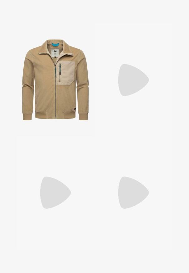 Beige kordfløjljakke med lynlås, krave-design, enkelt brystlomme og kontrasterende blå lynlåsdetaljer.; Lys grå sweater med lange ærmer, rund halsudskæring, strikket tekstur og et simpel design med et lille logo over venstre skulder.; Beige bukser med lige ben, bæltestropper, knaplukning og forlommer, vist på en hvid baggrund.; Hvide lædersneakers med en glat overflade, rund tå, snørebånd foran og struktureret gummisål. Minimalistisk design uden synlige logoer.