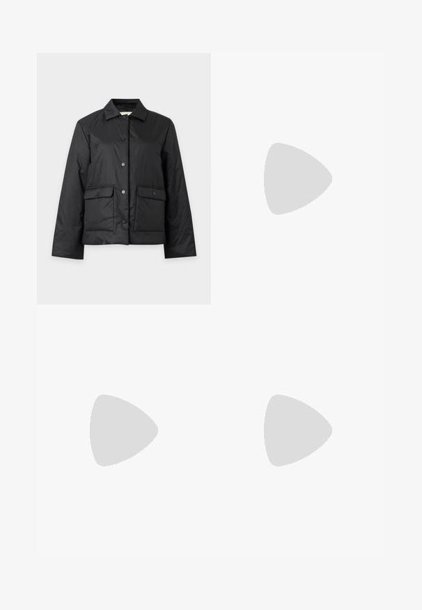Veste noire à boutons avec deux poches avant à rabats et un col pointu, présentée sur un fond gris clair uni.; T-shirt court marron uni à manches courtes avec col rond sur fond gris clair.; Jean en denim noir avec une coupe droite, taille haute et un design classique à cinq poches. Comprend des passants de ceinture et une fermeture à glissière.; Chaussure plate en cuir noir pour femme, avec bout pointu et petit talon, vue de côté sur un fond gris clair uni.