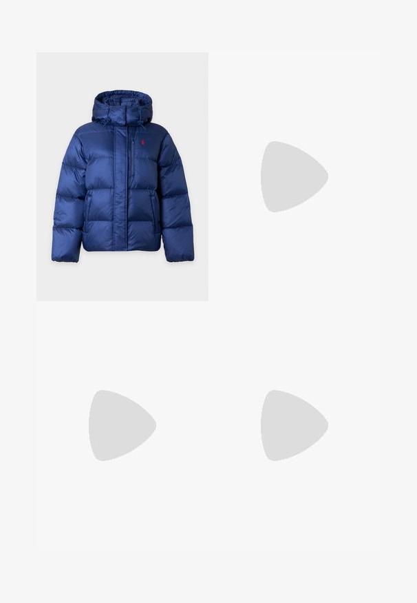 Chaqueta de invierno acolchada azul con capucha, cremallera frontal, bolsillo en el pecho y pequeño logo rojo bordado en el pecho izquierdo.; Jersey de punto trenzado crema de manga larga con cuello redondo y pequeño logo bordado en azul oscuro en el pecho.; Vaqueros de mezclilla azul oscuro con cinco bolsillos, cierre de botón y corte recto, colocados planos sobre un fondo blanco.; Zapatilla blanca con parte superior de cuero liso, acentos de ante y cordones planos. Presenta una suela de goma texturizada y un diseño minimalista.