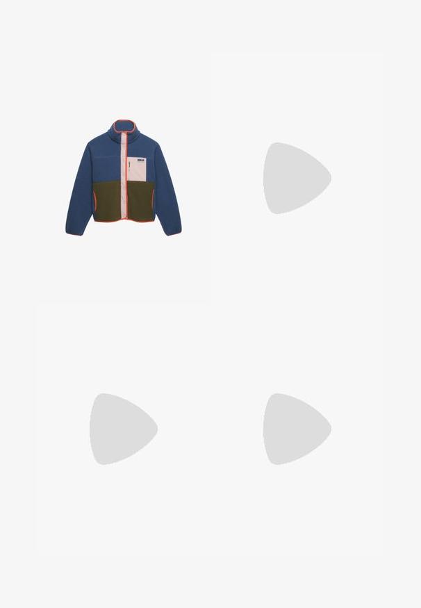 Chaqueta de forro polar con parte superior azul, parte inferior verde, bolsillo en el pecho con cremallera rosa claro y ribete naranja a lo largo de la cremallera, el cuello y los bolsillos.; Prenda de forro polar en color blanco roto con textura suave, que cuenta con un cierre de botón de palanca y un cordón para ajuste en el dobladillo.; Pantalones cargo negros hechos de una tela ligera, con un diseño de pierna ancha, cinturilla elástica y múltiples bolsillos laterales. Sencillos y funcionales.; Zapato de senderismo marrón y beige con lengüeta roja para tirar, suela blanca gruesa y cordones estilo cuerda, flotando sobre una alfombra beige tejida en el interior.