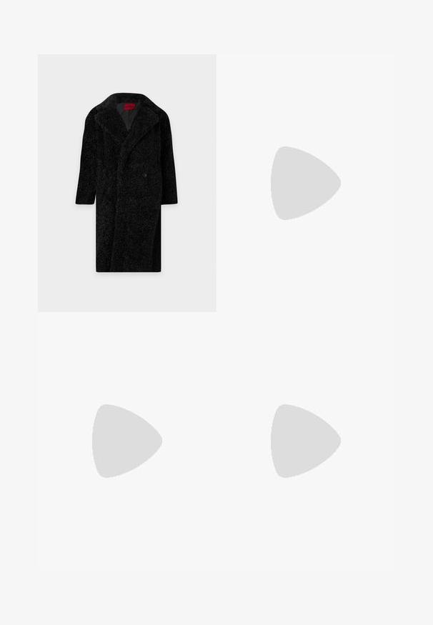 Long manteau en laine noire bouclée texturée avec de larges revers et une fermeture à un seul bouton, présenté sur fond blanc.; Chemise blanche à manches longues avec col pointu, boutonnée, présentée à plat sur un fond blanc uni.; Pantalon noir à jambes larges en simili cuir, taille haute et détail de ceinture sur le côté, sur fond gris clair.; Chaussure noire à talon haut avec bout pointu et logo doré, posée sur une surface réfléchissante près d'un organiseur de dossiers en fil chromé contenant des documents.