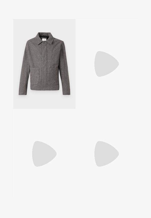 Grå hørnylansjakke med spidse krave, forlommer og tætsiddende pasform; har struktureret stof og knaplukning.; Sort strikket turtleneck sweater med et tekstureret mønster af lodrette fletninger, ribbede manchetter og kant for en tætsiddende pasform.; Kulsorte herre dressbukser med subtile pinstriber, knaplukning, bæltestropper og lige ben-design mod en hvid baggrund.; Sorte læder loafers med en glat finish, rund tå, lav hæl og dekorativ syning langs forsiden. Gummisål for godt greb.
