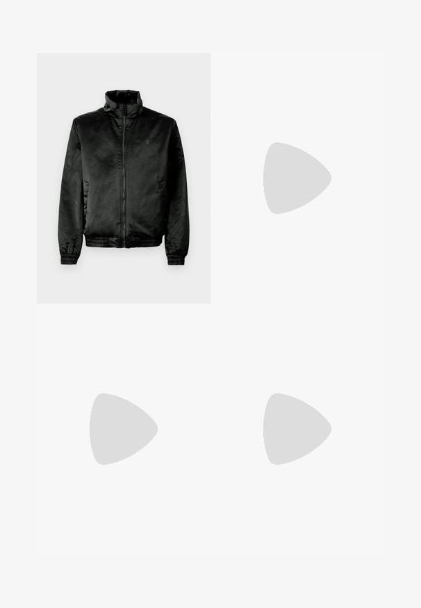 Veste bomber noire en tissu lisse et brillant avec un col haut, une fermeture éclair à l'avant et des poignets et un ourlet élastiques. Marquage minimal sur la poitrine.; T-shirt noir à manches courtes avec col rond et petit logo blanc "cK" sur la poitrine gauche.; Jean noir droit avec coutures orange, cinq poches, fermeture par bouton, et une petite étiquette Calvin Klein sur la poche avant droite.; Baskets blanches Calvin Klein avec semelle noire, panneaux en daim et en maille, logo CK sur le côté, et marque Calvin Klein sur le talon et la semelle.
