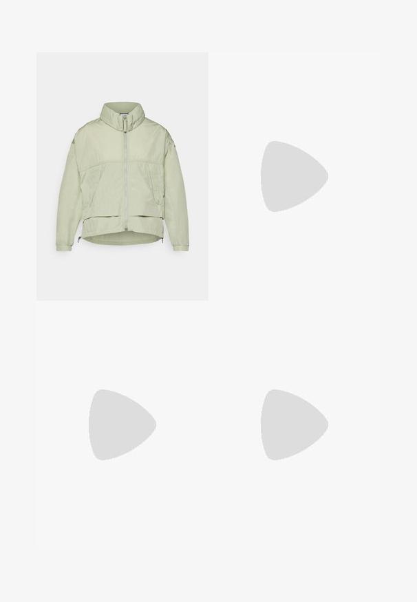 Lichtgroene, lichte jas met een hoge kraag, voorrits, twee zijzakken en een verstelbare zoom. Gladde textuur met een ontspannen pasvorm.; Witte cropped tanktop met dunne bandjes, met het zwarte The North Face-logo op de borst en vlak bij de onderzoom.; Lichtpaarse shorts met een gladde textuur, voorzien van een ritszak aan de zijkant, twee voorzakken en een tailleband met twee knopen.; Beige sportschoenen met gaaspanelen, getextureerde accenten en een rubberen zool. Voorzien van een vetersluiting en een trekband aan de hiel.