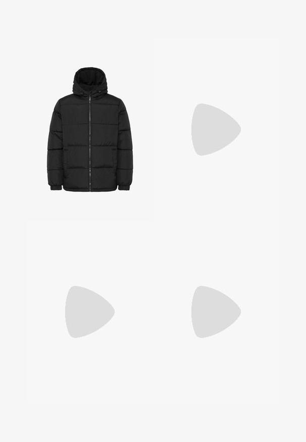 Sort pufferjakke med hætte, der har et horisontalt quiltet design, lynlås foran og elastiske manchetter. Ingen synlige mønstre eller accenter.; Sort hættetrøje lavet af blødt stof, med en lomme foran, snor i hætten og et lille hvidt logo på den øverste venstre bryst.; Sorte vide benbukser lavet af blødt stof, med frontlommer og en knaplukning i taljen. Minimalistisk design uden synlige mønstre.; Hvide lædersneakers med en struktureret sort Swoosh, flade snørebånd og en gummisål med et rillemønster. "AIR" er præget på hælen.