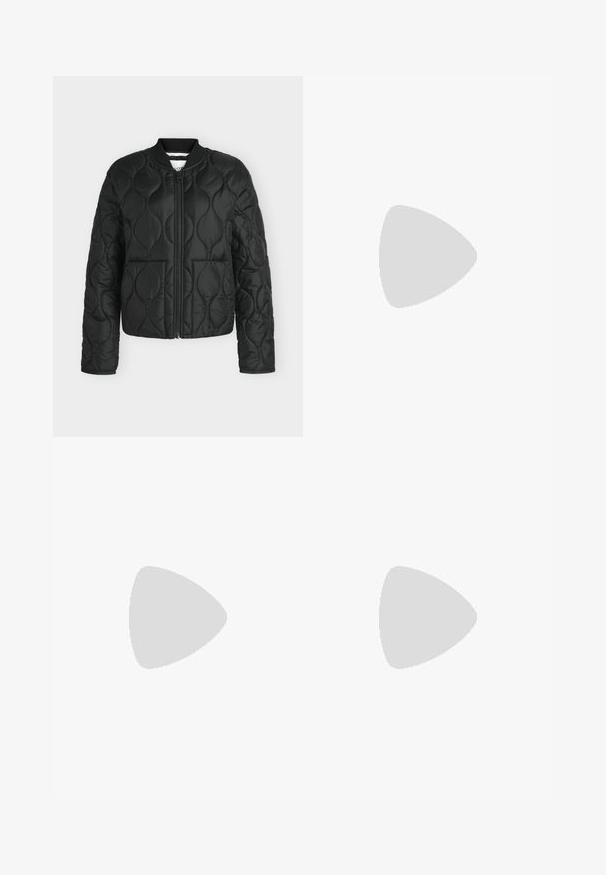 Veste noire matelassée avec une fermeture éclair devant, col côtelé, manches longues et deux poches avant. Motif de surpiqûres ondulées sur le tissu.; Sweat-shirt vert en coton, avec un col rond, des manches longues, des poignets côtelés et un petit accent en forme de cœur blanc sur la poitrine.; Pantalon sur mesure taille haute vert olive foncé avec passants de ceinture et jambes larges droites sur fond clair.; Bottine en cuir noir avec une semelle en caoutchouc épaisse, bout rond et une languette à l'arrière pour un enfilage facile. Texture lisse, design minimaliste.