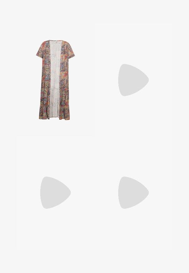 Lang, åben-front kimono med korte ærmer, der har et farverigt paisley-mønster i rød, blå og gul på en lys baggrund.; Rød strikket bh-top med V-udskæring, tynde stropper, tekstureret mønster med huller og en tætsiddende elastik i bunden.; Sprede maxi-nederdel med flere lag af mønstrede stoffer i blå, grøn og hvid, med indviklede blomsterdesigns og en bølgende nederkant.; Felmini Støvletter - sand
