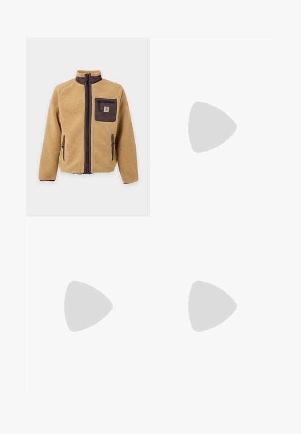 Beige Fleecejacke mit dunkelbraunem Reißverschluss, Kragenbesatz, zwei Vorderentaschen und einer Brusttasche mit Reißverschluss und Carhartt-Logo-Patch.; Schlichtes weißes T-Shirt mit kurzen Ärmeln und Rundhalsausschnitt mit gut sichtbarem WEEKDAY-Label am Kragen, dargestellt auf hellem Hintergrund.; Helle blaue Jeans mit vertikalen weißen Streifen, gerade geschnitten, im Five-Pocket-Stil und mit einem Knopfverschluss an der Taille.; Hellbraune Leder-Ankle-Boots mit gepolstertem Kragen, goldenen Ösen, braunen Schnürsenkeln und dicker Profilsohle auf hellem, einfarbigem Hintergrund.