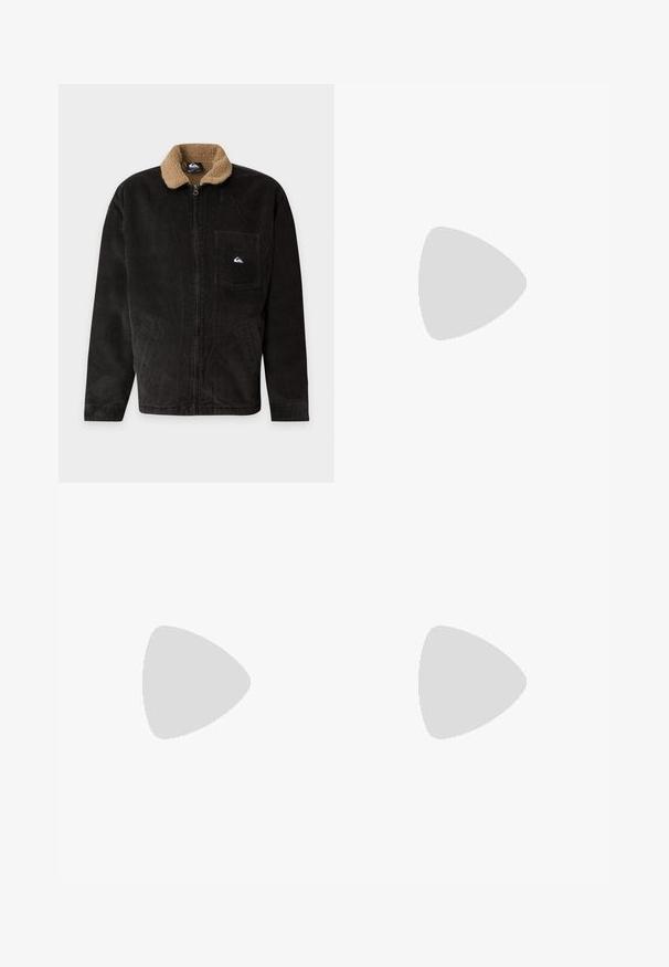 Veste en velours côtelé noire avec col en polaire beige, fermeture éclair avant, poche poitrine avec écusson logo et deux poches latérales.; T-shirt noir à manches courtes en tissu lisse, avec un design asymétrique et un petit logo sur la poitrine.; Jean bleu clair coupe droite avec des patchs beige délavés et usés sur les cuisses, les poches avant, les passants de ceinture et la fermeture par bouton.; Baskets en cuir noir avec logo V blanc, avant lacé, détails perforés et semelle en caoutchouc brun; design épuré avec peu d'accents.
