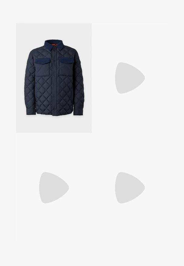 Chaqueta azul marino acolchada con botones a presión, dos bolsillos en el pecho con solapas y cuello de pana.; Camisa azul marino de manga larga con botones, con estampado abstracto de pinceladas multicolor y cuello clásico puntiagudo.; Pantalones azul marino hechos de una tela ligera que cuentan con un frente plano, dos pliegues y un cierre de botón estándar en la cintura.; Zapatilla blanca con acentos de ante, puntera redondeada, cordones planos y suela de goma color crema. Presenta un logo verde en el talón.