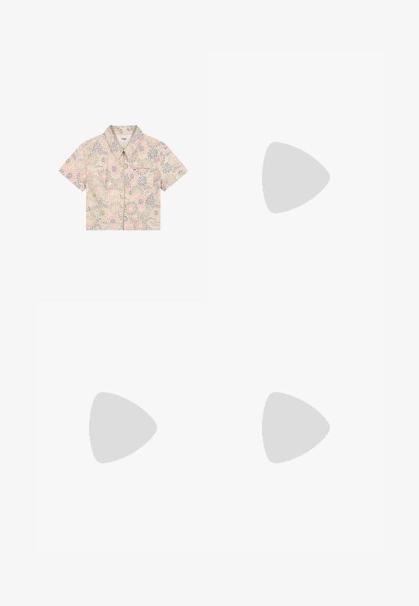 Kortærmet skjorte med lynlås i pastelblomstermønster i pink, gul og blå, med krave og brystlomme med Wrangler-logo.; Lang, lysefarvet kjole med tynde stropper, der har et delikat blomstermønster i pastel lyserøde, gule og grønne toner.; Sølvmetallic flad sandal med afrundet tå, justerbar rem og en lille hæl. Glat tekstur og klassisk design.; Kraftig åben metalring med en rundet, lys lilla emaljeoverflade med grønne striber og to hævede gennemsigtige blå perler.