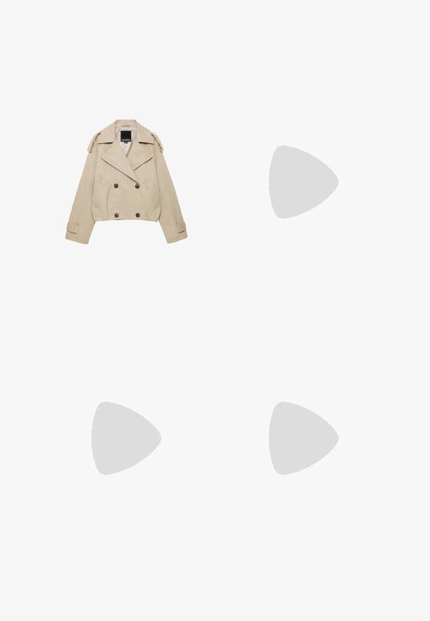 Béžový krátky trench coat so širokými klopami, dvojradovými gombíkmi, ramennými epolety a prednými vreckami od Pull&Bear.; Biele skrátené tričko s krátkymi rukávmi, okrúhlym výstrihom, vyrobené z mäkkej bavlnenej látky, s jednoduchým a čistým dizajnom.; Džínsy s širokými nohavicami v modrej farbe majú svetlý umývaný vzhľad, vysoký pás, predné vrecká a jemný efekt vyblednutia pozdĺž nôh. Ukončené zapínaním na gombík.; Biela nízka teniska so šnurovaním a malým červeno-bielo-modrým logom na boku, s plochou gumovou podrážkou.