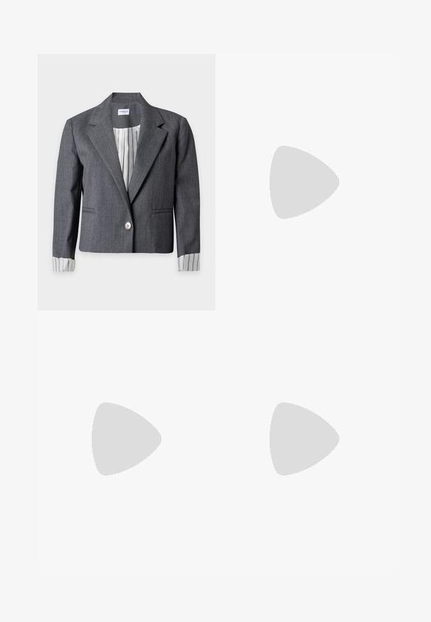 Grauer, maßgeschneiderter Blazer mit einem Knopf, gekerbtem Revers, zwei Vorderentaschen und weiß gestreiftem Futter, sichtbar an den Ärmelbündchen und innen am Kragen.; Weißes langärmliges Hemd mit Knöpfen und Kragen, leicht zerknitterter Stoff und ein sichtbares Markenschild innen am Kragen.; Grau gestreifte Hose mit gerader Beinform, ausgestattet mit subtilen roten und blauen Streifen, aus einem strukturierten Stoff hergestellt.; Schwarze flache Schuhe mit einer spitzen Zehe, aus strukturiertem Stoff, mit einem Schleifenakzent und einem kleinen, runden Absatz. Elastisches Band am Knöchel.