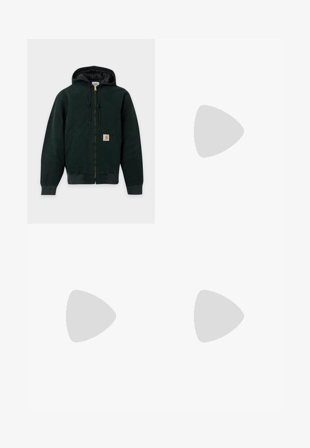 Donkergroene zip-up capuchonvest met trekkoorden, voorzakken, geribde boorden en een klein logo op de zak.; Navyblauw T-shirt met korte mouwen met dunne gele horizontale strepen en een klein borstzakje met een Carhartt-logo.; Lichtblauwe denim jeans met een recht model, voorzien van een middelhoge taille, vijf zakken en een knoop- en ritssluiting.; Bruine leren enkellaars met metalen oogjes, witte faux bont voering, zwarte gewatteerde kraag, robuuste zool en een reliëflogo aan de zijkant.