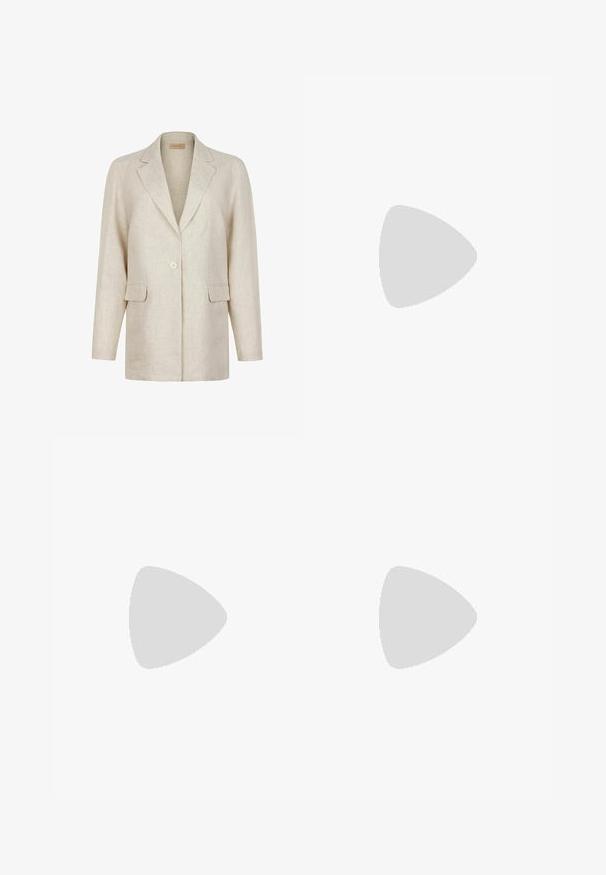 Beige enkeltknappet blazer med hakkede revers, lange ærmer og to frontlommer med klap, lavet af tekstureret stof.; Kortærmet bluse i lys beige med lodrette striber, krave, knaplukning foran, to brystlommer og en bunddetalje med bånd. Materialet ser struktureret ud.; Beige linnen brede bukser med plisseret front, der har høj talje og rene linjer, perfekt til åndbar komfort.; Hvid espadrillesandal med flettet hæl, ankrem med gyldent spænde og "RL"-logo på lærreds-tåhætten, flad jutesål.