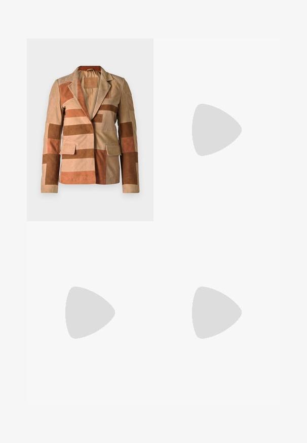 Suede blazeren med patchworkdesign i nuancer af beige og brun, med en notch-krave og to forlommer.; Ærmeløs top med asymmetrisk halsudskæring, rynkede sider og graduerede farver, der falmer fra gul til bordeaux.; Materiel DIAGONAL GATHERED SKIRT - Pencil skirt - golden hour; Brune læder knæhøje støvler med rund tå, chunky sort hæl og subtile syninger foran og bagpå.