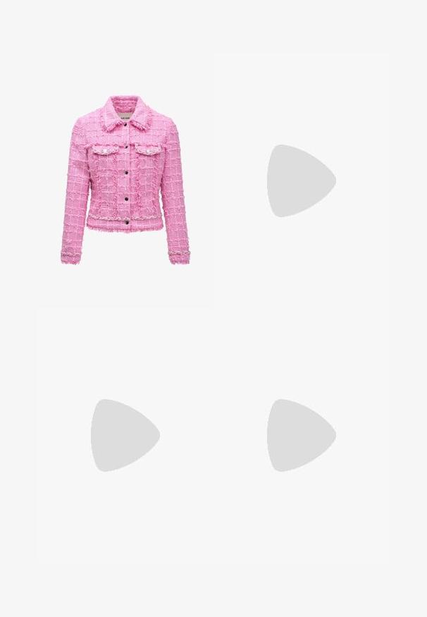 Salsa Jeans SALSA JEANS JACKEN   - Chaqueta fina - rosa; Vestido de satén rosa con mangas cortas abullonadas, escote en V y detalles fruncidos en el busto y los dobladillos de las mangas. Textura suave y brillante.; Tacones de charol rosa con punta redondeada, tres tiras y adornos de cereza. El tacón bloque transparente presenta acentos florales. Calcetines blancos con relieve.; La Carrie Bandolera - fucsia