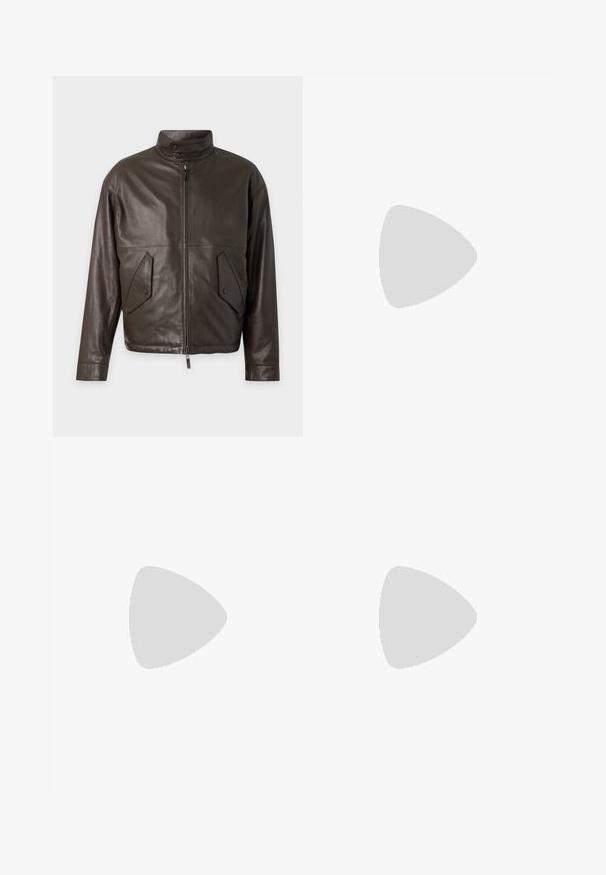 Veste en cuir marron foncé avec col montant, fermeture éclair devant et poches à rabat inclinées avec boutons-pressions sur fond clair.; T-shirt à manches courtes et col rond de couleur vert olive avec une texture lisse et unie, présenté sur un fond blanc.; Jean large en denim bleu à taille haute, avec une légère décoloration, cinq poches et une fermeture à bouton en métal à l'avant.; Baskets en cuir verni noir avec un bout arrondi, un laçage, une semelle en caoutchouc texturé et une finition lisse.