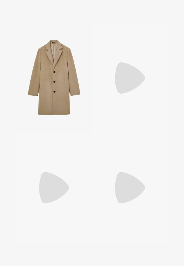 Beige knælængde uldfrakke med tre sorte knapper, klassisk reverskrave og lange ærmer, vist fladt mod en hvid baggrund.; Beige langærmet rullekrave sweater med ribstrikkede manchetter og kant, vist på hvid baggrund.; Grå formelle bukser med plisseringer, sidelommer, en frontknap og lynlåslukning, vist fladt på en hvid baggrund.; Sorte læder Chelsea støvle med elastiske sidepaneler, en rund tå og en lav hæl. Glat tekstur med et minimalistisk design.