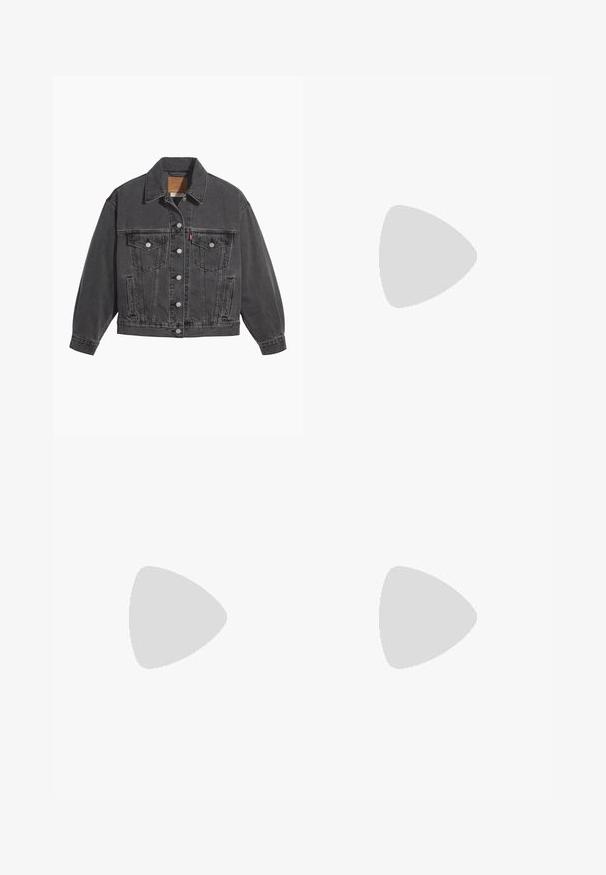 Zwarte spijkerjas met een klassieke kraag, twee borstzakken, zilveren knoopsluitingen en een licht vervaagde structuur.; Eenvoudig wit T-shirt met korte mouwen en ronde hals, plat gelegd op een witte achtergrond.; Zwarte straight-leg jeans met knoop- en ritssluiting, riemlussen en voor- en achterzakken, plat gelegd op een witte achtergrond.; Lichtbruine suède sandalen met twee verstelbare gespbandjes, kurken voetbed en rubberen zool, gecombineerd met een zwarte maxi-jurk.