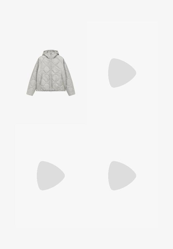 Gesteppte graue Jacke mit Kapuze, zwei seitlichen Reißverschlusstaschen, strukturierten Wellenmustern und einem durchgehenden Reißverschluss vorne. Leichter Stoff.; Weißes Baumwoll-T-Shirt mit Rundhalsausschnitt und kurzen Ärmeln. Der Stoff wirkt glatt mit einem klassischen, geraden Schnitt.; Schwarze Denim-Jeans mit geradem Bein, fünf Tasche-Design, kontrastierenden Beschlägen und rohem Saumdetail am unteren Ende.; Schwarze Lederloafer mit runder Zehenform, ausgestattet mit einem gesteppten Design, niedrigem Plattformsohle und einer strukturierten, genoppten Gummisohle.