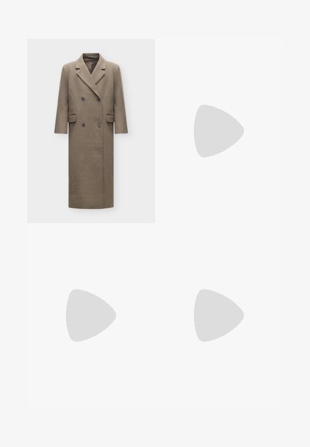 Lange taupekleurige wollen mantel met dubbele knoopsluiting, brede revers en twee klepzakken, weergegeven op een effen witte achtergrond.; Lichtgrijze oversized hoodie met een voorzak in kangaroestijl, geribde boorden en een gevouwen capuchon, afgebeeld tegen een effen achtergrond.; Zwarte wijde denim-jeans met een hoge taille, twee voorzakken en een knoopsluiting met een rits.; Bruine suède enkellaarsjes met een ronde neus, zachte voering en een rubberen zool, met zichtbaar stiksel langs de naden.