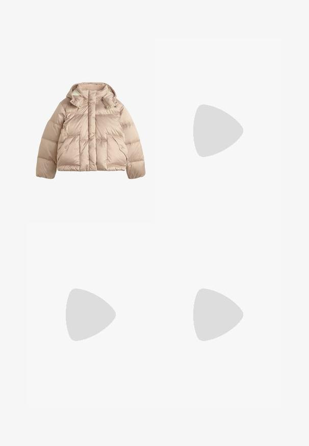 Veste matelassée beige clair avec capuche amovible, poches à pression à l'avant et col haut conçue pour les temps froids.; Sweat-shirt zippé blanc cassé avec un col montant, un tissu texturé et des détails de coutures diagonales. Doté d'une fermeture éclair argentée et de poignets côtelés.; Jean en denim bleu foncé avec une coupe droite. Comprend une fermeture éclair avec un bouton, cinq poches et des coutures contrastantes.; Bottes noires chunky à la cheville avec un dessus en shearling beige. Comprend des accents en cuir noir, des lacets contrastants et une semelle en caoutchouc texturée.