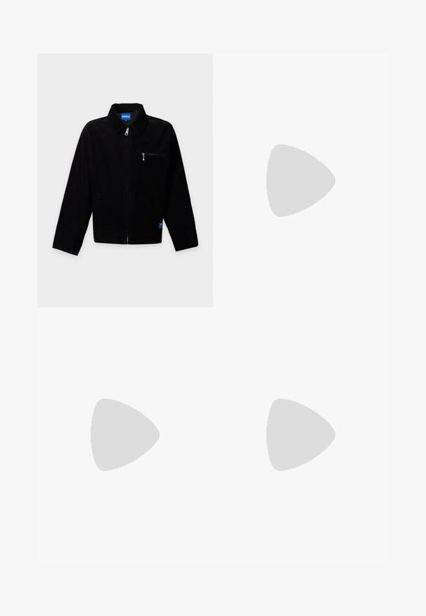 Veste noire zippée avec col, poche poitrine zippée et étiquette bleue HUGO à l’intérieur du col et en bas devant.; T-shirt vert olive à manches courtes en coton doux, avec un col rond et un logo "BOSS" discret embossé sur la poitrine. Texture lisse, design décontracté.; Jean en denim noir pour hommes, coupe droite, avec cinq poches et surpiqûres orange, fermeture par bouton et zip à la taille avant.; Mocassins en cuir noir avec une finition lisse, présentant un panneau avant rehaussé et un accent rouge contrastant sur la semelle. Semelle extérieure en caoutchouc plate.