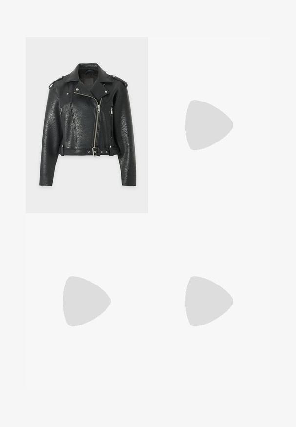 Zwarte getextureerde leren bikerjas met asymmetrische ritssluiting, schouderepauletten, ritssluitingzakken en een taillering met riem.; Zwart langave top met een hoge halslijn, voorzien van een golvend patroon van zilveren sparkles op een gestructureerde stof. Strak ontwerp.; Zwarte mini-rok van nepleer met een lichte zijsplit en een gladde textuur, plat weergegeven op een witte achtergrond.; Zwarte leren kniehoge laars met een spitse neus en een chunky hak. Gladde textuur met een gestroomlijnd ontwerp en subtiele stikdetails.