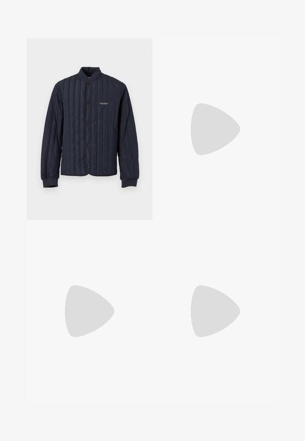 Veste matelassée bleu marine avec fermeture à boutons-pression, poignets côtelés, design sans col et petit logo blanc Armani Exchange sur la poitrine.; Polo blanc à manches courtes avec bordure rayée noire sur le col et les poignets, patte de boutonnage à deux boutons, et petit logo noir sur le côté gauche de la poitrine.; Jean denim bleu clair à coupe droite avec fermeture avant à boutons et zip, poches avant et passants de ceinture, présenté sur un fond uni.; Baskets en cuir noir avec une texture lisse, bout rond et fermeture à lacets. Comprend une semelle en caoutchouc épaisse et un minimum de détails de marque.
