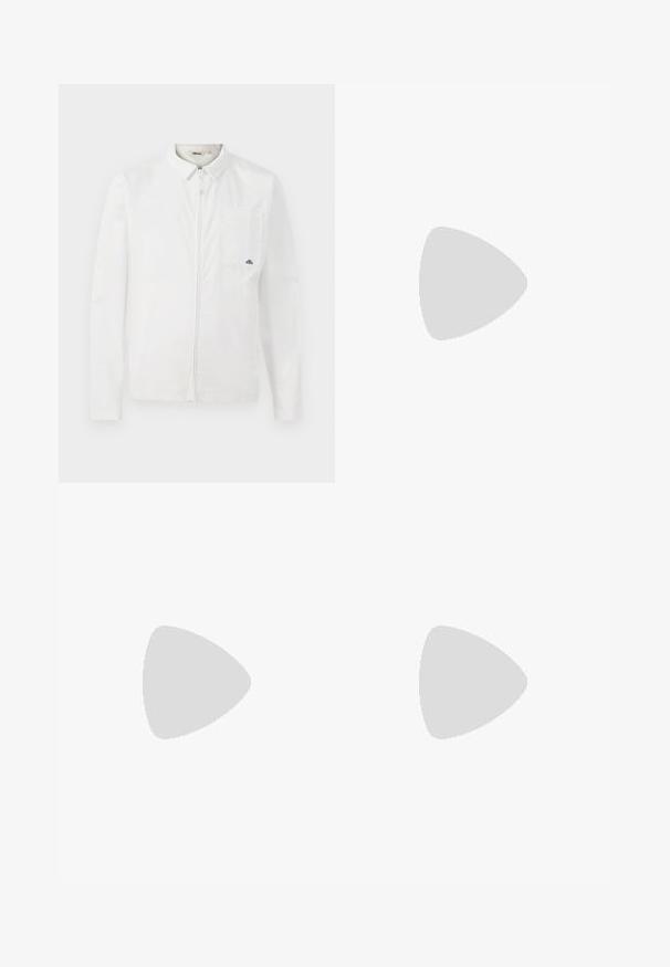 Biela bunda s dlhým rukávom a plným zipsom vpredu, golierom, vreckom na hrudi s malým logom a čistým, minimalistickým dizajnom.; Biele tielko bez rukávov s okrúhlym výstrihom a štítkom značky Weekday na vnútornej zadnej strane goliera, zobrazené na svetlom pozadí.; Tmavomodré formálne nohavice s prispôsobeným strihom, hladkou textúrou a dvoma prednými vreckami, s čistými líniami a rovnakým strihom.; Čierna nazúvacia topánka s hrubou ryhovanou podrážkou vznášajúca sa nad béžovým koberecom pred okrúhlym stolom jantárovej farby.