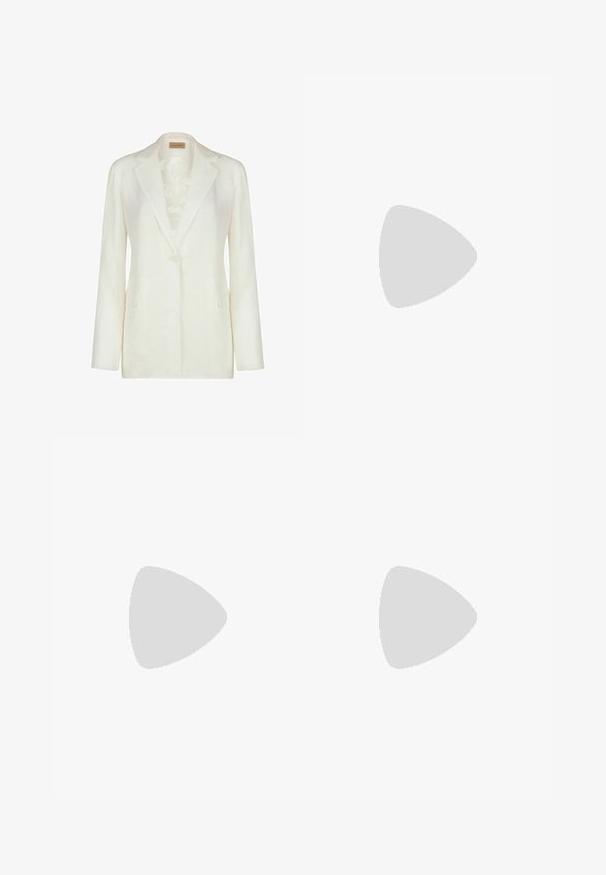 Blazer en lin blanc à manches longues, col cranté, fermeture à un bouton, deux poches avant, et une doublure intérieure subtilement imprimée.; Haut rayé bleu marine et blanc à manches longues avec un col bateau et des accents de boutons dorés sur les manches retroussées. Tissu doux, coupe décontractée.; Pantalon large en lin beige avec taille élastique et cordon de serrage, conçu pour une coupe ample et confortable.; Espadrille en suède brun avec un bout arrondi, semelle intermédiaire en jute tressé et détails de couture minimalistes sur la tige. La semelle est plate et naturelle.
