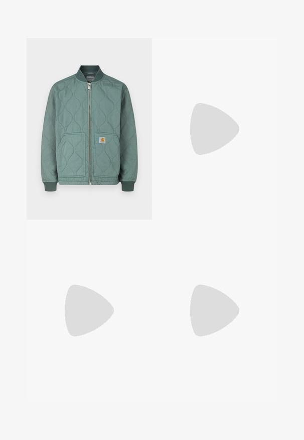 Blouson aviateur matelassé de couleur verte douce, avec fermeture éclair sur le devant, poignets en maille côtelée et deux poches avant avec écusson logo.; Chemise rayée vert et blanc, dotée d'un col boutonné, de manches longues, d'une poche avant et d'une petite étiquette logo.; Jean en denim bleu foncé à jambes droites avec poches avant, passants pour ceinture et fermeture par bouton à la taille sur un fond uni.; Bottine en cuir brun avec œillets en métal, doublure en fourrure blanche, col rembourré noir, semelle robuste et logo en relief sur le côté.