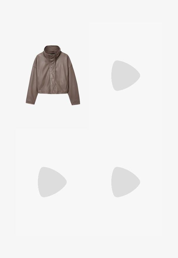 Braune, kurz geschnittene Lederjacke mit hohem Kragen und geradem Frontverschluss. Verfügt über weite, lockere Ärmel und eine glatte, glänzende Textur.; Weißes T-Shirt mit kurzen Ärmeln und Rundhalsausschnitt, schlanker Passform und gerippter Stoffstruktur, dargestellt vor einem schlichten hellgrauen Hintergrund.; Schwarze Jeans aus Denim mit geradem Bein, ausgestattet mit Fronttaschen, einem Knopfleistenverschluss und subtilen Verfärbungen im Stoff.; Braune Mokassins aus Wildleder mit glatter Textur, abgerundeter Zehenpartie und minimaler Nahtführung, kombiniert mit hellblauen Jeans aus Denim.