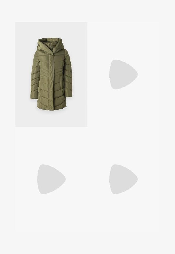 Chaqueta de abrigo verde oliva con capucha, con un diseño acolchado, cierre frontal con cremallera y bolsillos laterales. Textura suave en toda la prenda.; Top negro de manga larga con cuello alto hecho de tela suave, con un diseño ajustado y un cuello alto, adecuado para usar en capas o como prenda independiente.; Pantalones negros de pierna ancha hechos de una tela suave. Presentan una cintura plana con pasadores de cinturón y sin bolsillos visibles. Diseño sencillo.; Botas de cuero negro hasta el tobillo con paneles laterales elásticos, punta redondeada y suela resistente con surcos de tracción pronunciados.