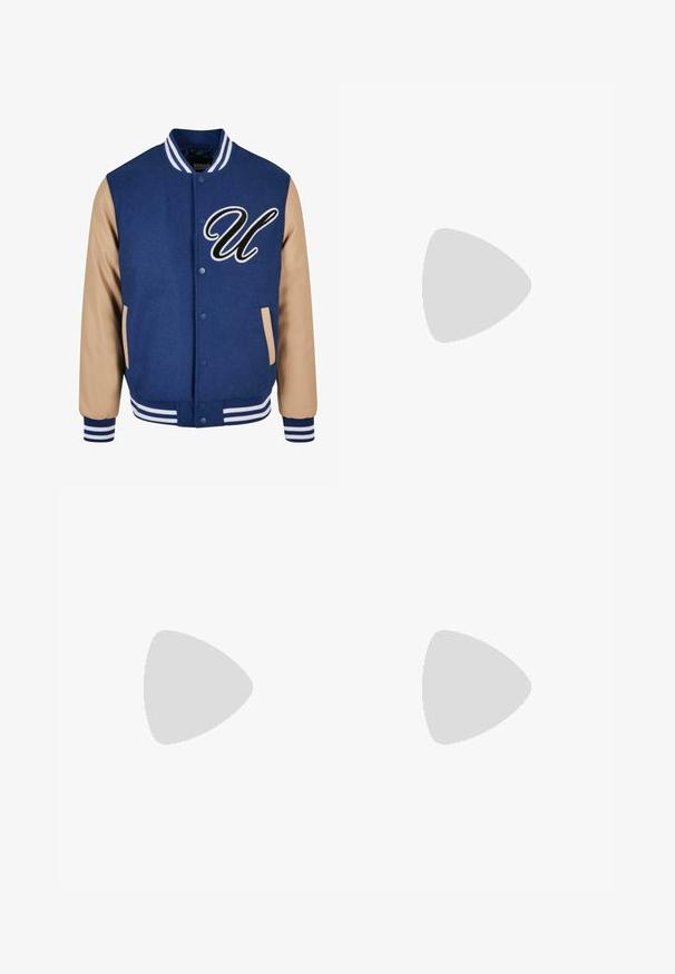 Donkerblauwe varsityjack met beige mouwen, voorzien van een opvallend geborduurd "U"-logo en gestreepte ribgebreide mouwen en tailleband.; Effen witte oversized T-shirt met korte mouwen, ronde hals en losse pasvorm tegen een witte achtergrond.; Denim shorts in donkerblauw met een rechte snit, reguliere tailleband en metalen knoopsluiting; heeft contrasterende gele stiksels en zoom.; Witte Nike Air Force 1 sneaker van leer met geperforeerde neus, platte veters en een gestructureerde rubberen zool met "AIR"-logo aan de zijkant.
