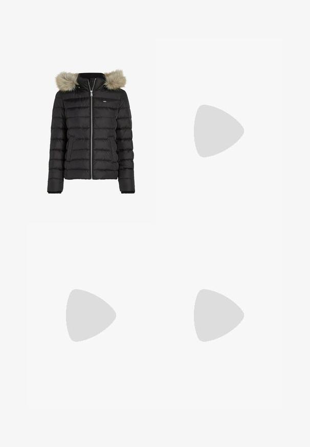 Zwarte pufferjas met horizontale gestikte design, ritssluiting, twee zijzakken en een afneembare bontvoering capuchon. Zachte textuur.; Zwarte lange mouw turtleneck shirt gemaakt van glad, rekbaar materiaal. Heeft een aansluitend ontwerp en een klassieke hoge kraag.; Achterzak van lichtgekleurde Levi's spijkerbroek met zichtbare stiksels, rode Levi's label en bruine leren Levi Strauss & Co. merklabel.; Rode suède sneakers met wit drie-streepdesign, platte zool en gouden logo-detail. Laag uitgesneden ontwerp met ronde neus en vetersluiting.