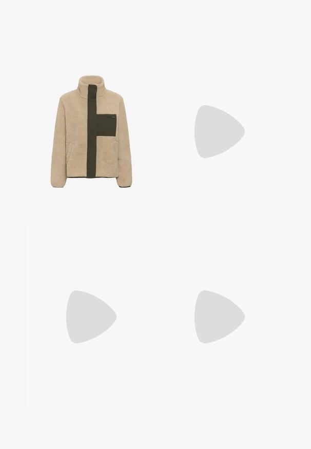 Beigenvärinen fleece-takki oliivinvihreällä vetoketjun etulistalla ja vetoketjullisella rintataskulla, korkealla kauluksella ja pitkillä hihoilla.; Pitkähihainen musta ribattu paita, joka on valmistettu joustavasta kankaasta ja jossa on pyöreä pääntie. Ominaisuuksiin kuuluu saumatonta rakennetta ja istuva muotoilu.; Slim-fit vaaleansiniset farkut, joissa on keski-korkea vyötärö, edessä nappikiinnitys ja viisi taskua.; Henkilö pukeutuneena vaaleansinisiin farkkuihin ja mustiin paksupohjaisiin nauhallisiin saappaisiin seisoo betonilattialla lähellä seinää.