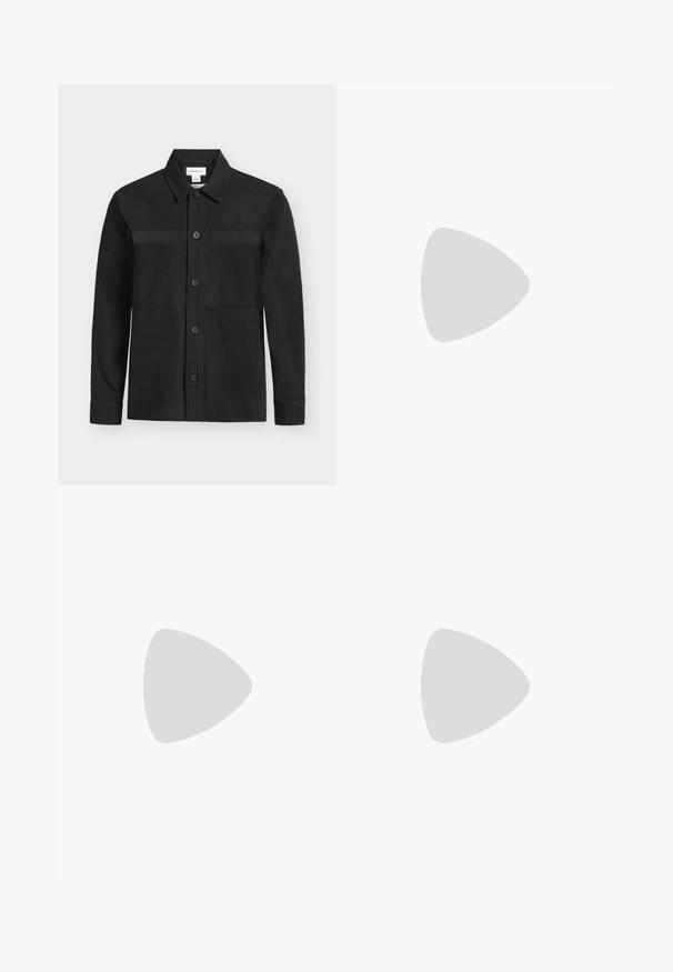 Schwarzes Langarmhemd mit Knöpfen und Kragen sowie einer horizontalen Naht über der Brust, auf hellem einfarbigem Hintergrund gezeigt.; Weißes Langarmshirt mit Rundhalsausschnitt und schwarzem Druck "Calvin Klein" mittig auf der Brust.; Dunkelblaue Denim-Jeans mit geradem Bein, ausgestattet mit fünf Taschen, kontrastierenden orangen Nähten und einem Knopfverschluss an der Taille.; Schwarze Leder-Sneaker mit glatter Oberfläche, abgerundeter Zehenpartie, gleichfarbiger Nähte, schnürbarem Vorderteil und flacher Gummisohle. Schlaufe an der Ferse.