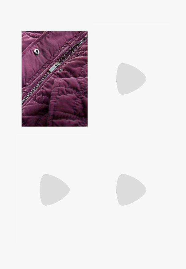 Gewatteerde paarse stof met een gladde textuur, voorzien van een zilverkleurige rits en drukknopsluiting, met de nadruk op de gedetailleerde stiksels.; Roze katoenen t-shirt met korte mouwen, voorzien van een gebogen rode geborduurde "PEGADOR" logo op de voorkant. Relaxte pasvorm en zachte textuur.; Lichtblauwe denimrok met een recht ontwerp, voorkruiszakken, zichtbare stiksels en een knoopsluiting. Zachte textuur en klassieke snit.; Bruine suède schoenen met een contrasterende witte en bruine gestreepte stof, ronde neus, dikke zwarte plateausole, en metalen veteroogjes.
