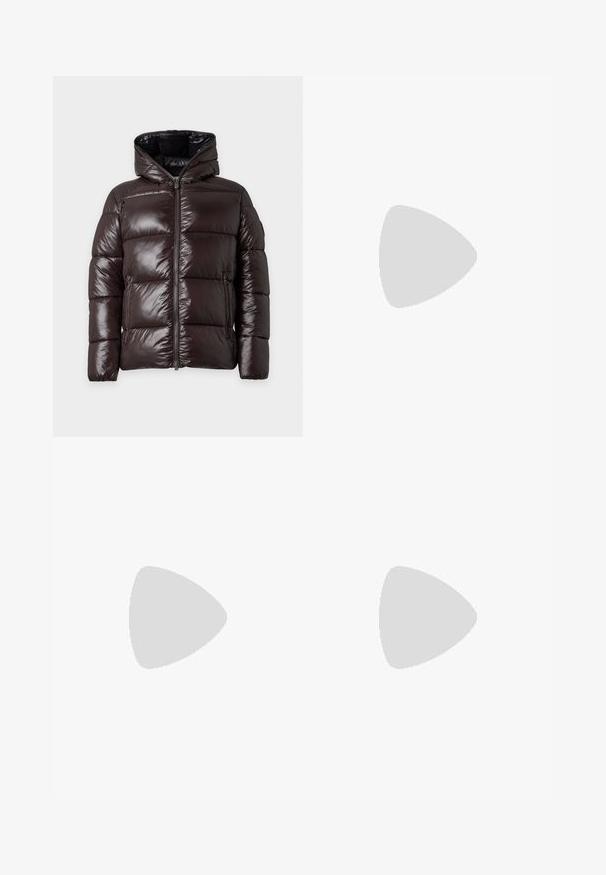 Doudoune brillante marron foncé avec capuche, fermeture éclair à l'avant et deux poches latérales zippées, présentée sur un fond clair uni.; Pull rayé vert clair et gris avec un col polo, quatre boutons, et des poignets et ourlet côtelés. Fabriqué en matériau tricoté texturé.; Pantalon marron à jambes larges en tissu lisse, avec fermeture à boutons à l'avant et poches latérales, au design épuré et simple.; Mocassin en cuir noir avec petit talon et bride sur le dessus, logo embossé sur la bride, présenté de profil sur fond blanc.