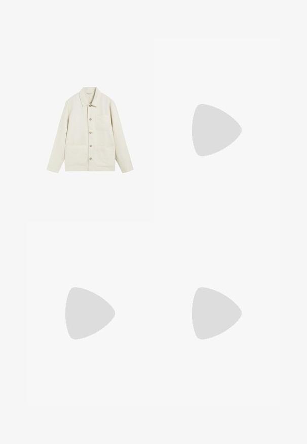 Beige jas met lange mouwen, knopen, kraag en drie voorzakken op een witte achtergrond.; Effen wit T-shirt met korte mouwen en een ronde hals van gladde stof met een zwart label bij de kraag.; Lichtblauwe denim jeans met een rechte pasvorm, traditioneel vijf-pocketontwerp, en een messing knoop en ritsluiting aan de voorkant.; Witte lage sneaker met vetersluiting, glad leren bovenwerk en platte rubberen zool, zijaanzicht op een witte achtergrond.