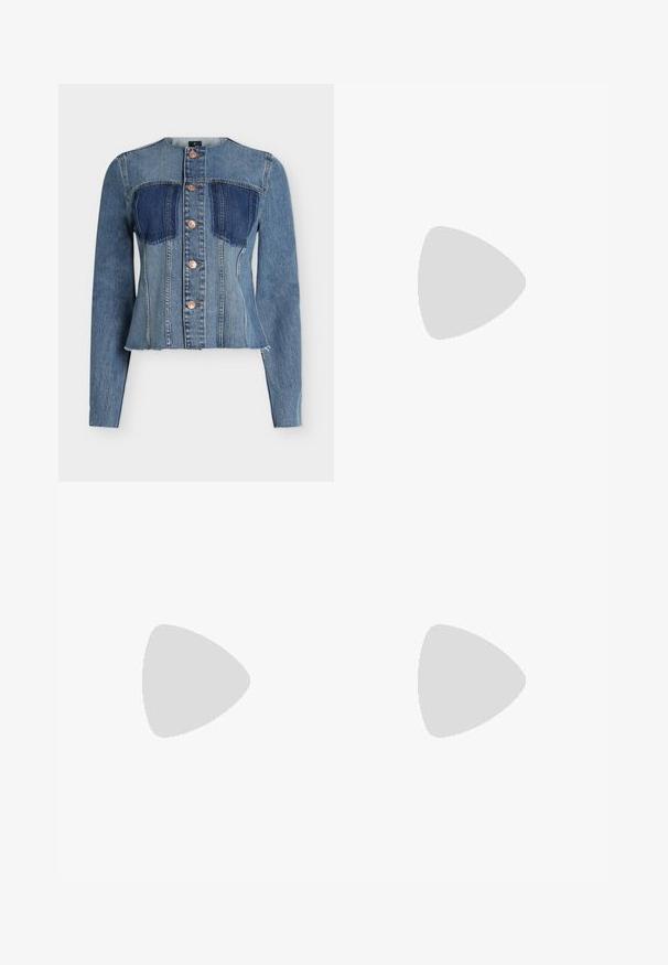 Veste en jean ajustée avec manches longues, sans col, panneaux bleu bicolores, fermeture frontale à boutons et ourlet brut non fini.; T-shirt blanc à côtes avec un col rond et des manches mi-longues. Fabriqué en matériau doux avec une texture lisse. Étiquette visible au niveau du col.; Jupe midi florale en tissu noir, ornée de grands motifs floraux rose pâle, avec une taille élastique et une texture lisse et fluide.; Botte noire en cuir, à bout pointu, avec un talon bloc haut et anglé, et des coutures verticales le long de la tige.