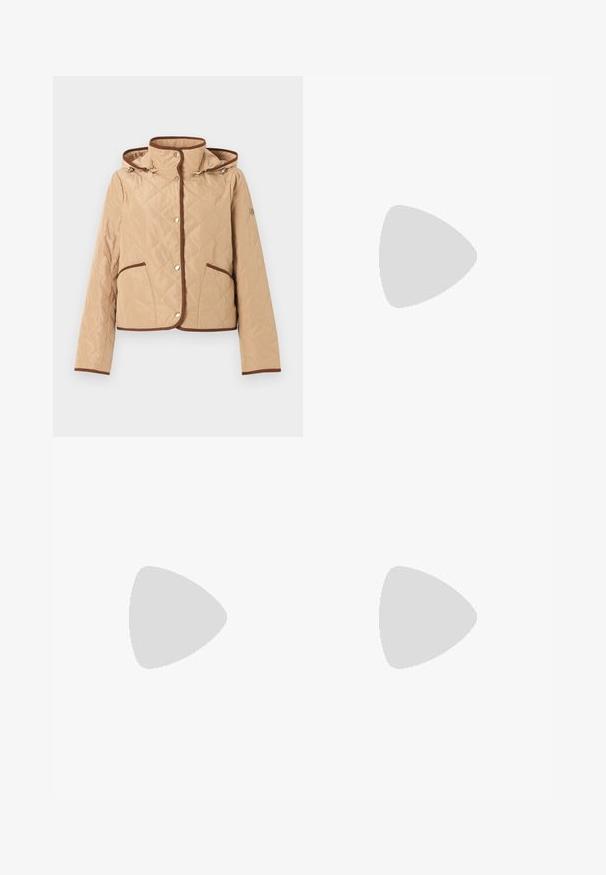 Beige quiltet jakke med brune kantdetaljer, trykknapper, to forlommer, lange ærmer og hætte.; Beige ribstrikket langærmet top med rund halsudskæring, tætsiddende pasform og synlige sømmer på kanterne mod en ensfarvet baggrund.; Lyseblå jeans med lige ben, let falmede på lårene, med forlommer, bæltestropper og knaplukning i taljen.; Brune ruskindsneakers med lyse læderdetaljer, runde snørebånd, beige gummisål og "Michael Kors"-logo på ydersiden.
