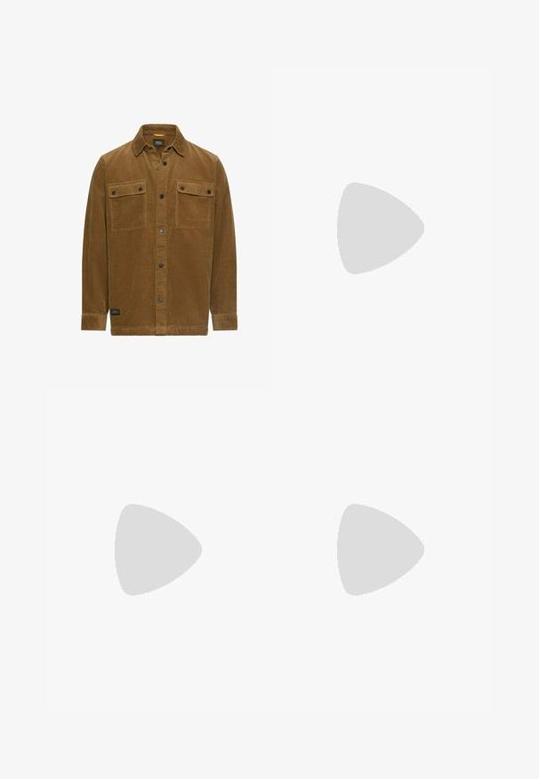 Chemise en velours côtelé marron à manches longues avec col, deux poches poitrine boutonnées et boutons-pression noirs sur le devant et aux poignets.; Pull en tricot torsadé couleur crème avec un col rond, un motif texturé et des poignets et un ourlet côtelés. Fait en fil doux et épais.; Pantalon beige à jambes larges avec fermeture à boutons et zip devant, passants pour ceinture et poches avant, présenté sur fond blanc.; Baskets en toile blanche avec semelle et lacets beige, logo "AllSaints London" sur le côté, flottant au-dessus d'un sol gris poli près de blocs de verre.