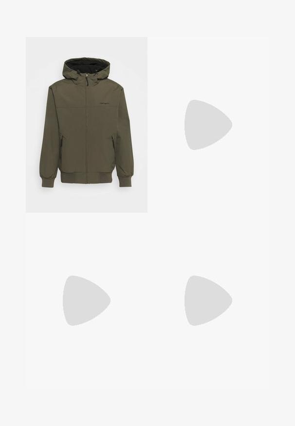Olivgrüne Kapuzenjacke mit Reißverschluss, elastischen Bündchen und zwei seitlichen Taschen. Verfügt über ein schwarzes Innenfutter und ein Logo auf der Brust.; Hellcremefarbenes Baumwoll-T-Shirt mit kurzen Ärmeln und rundem Ausschnitt. Auf der linken Brustseite befindet sich ein kleines weißes Nike-Logo.; Graue Sweatpants mit glatter Textur, elastischem Bund, verstellbarem schwarzem Kordelzug, zwei seitlichen Taschen und einem kleinen schwarzen Logo.; Weißer und schwarzer Nike-Sneaker mit Kautschuksohle, über Betontreppen schwebend, beleuchtet von natürlichem Sonnenlicht.